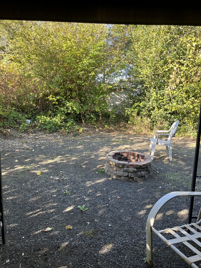 Building Photo - Lake Louise Dr SW