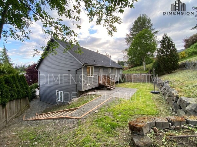 Building Photo - Stylish 4 Bedroom, 2 Bathroom Home with Great Layout
