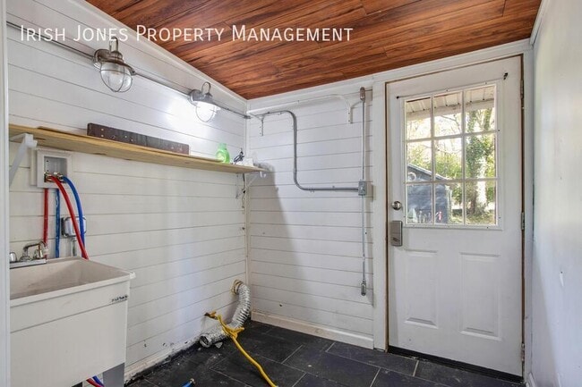 Building Photo - 5875 Lakeview Terrace