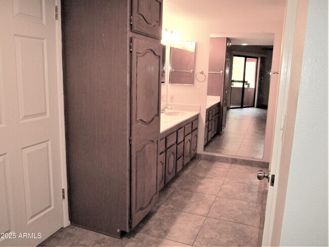 Building Photo - 4303 E Cactus Rd