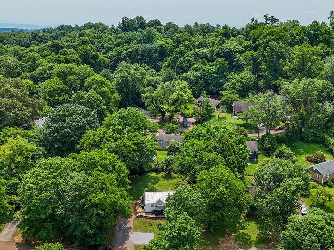 Building Photo - 502 Hayworth Dr