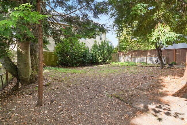 Building Photo - Spacious, light-filled 3-bdrm/2-bath vinta...