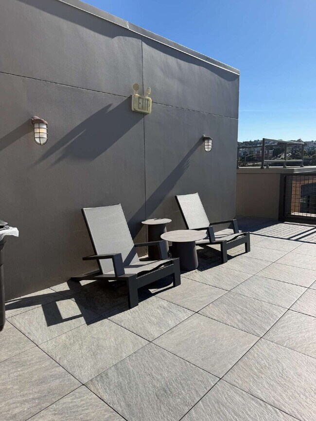 Building Photo - Luxurious Updated Condo in Dogpatch