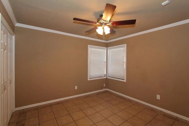 Building Photo - Centrally Located 2/1!