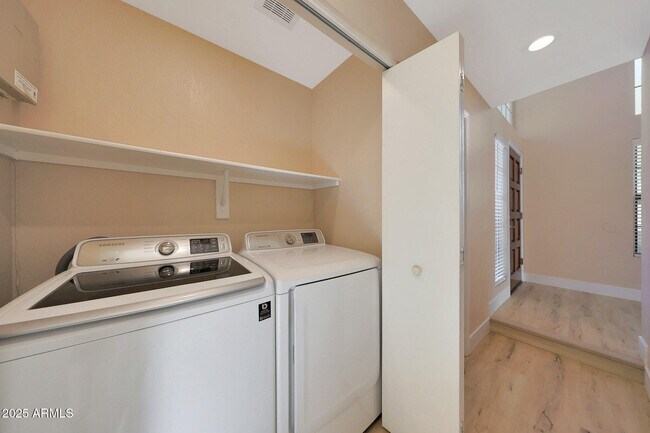 Building Photo - 4653 W Dublin St