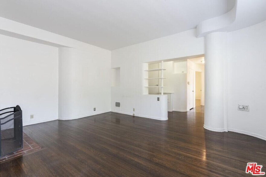 Building Photo - 3043 Hollycrest Dr