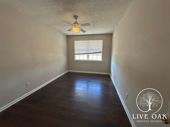 Building Photo - MOVE IN SPECIAL: $500 OFF 1ST MONTH'S RENT!**