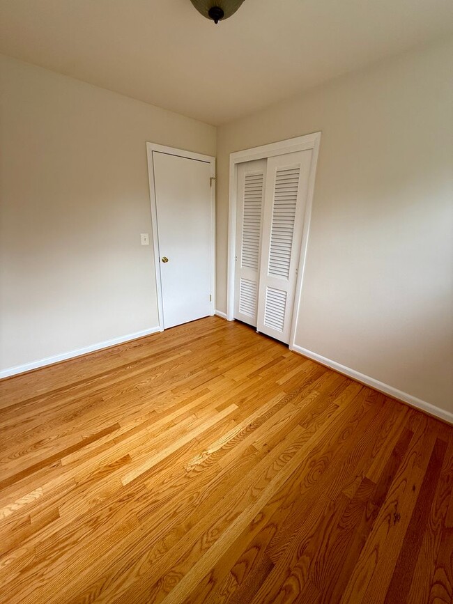 Building Photo - Bright & Spacious Home in the City