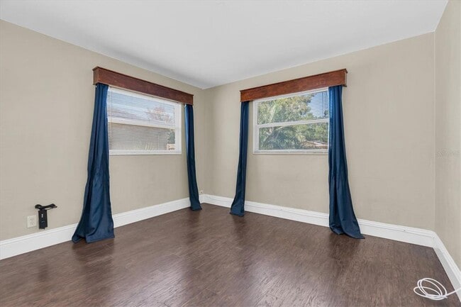 Building Photo - 618 Glenoak St N