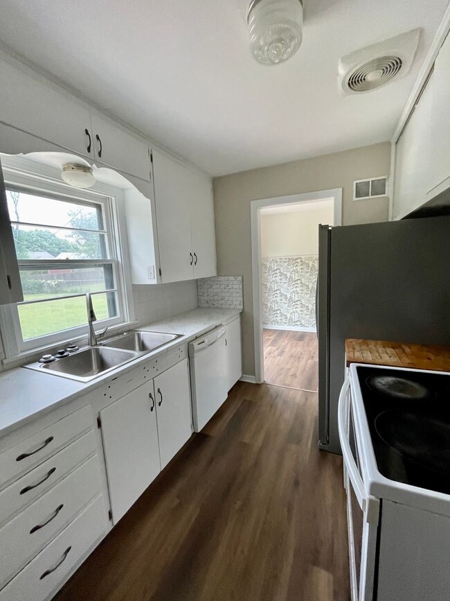 Building Photo - Family Friendly Home in Oakwood Estates