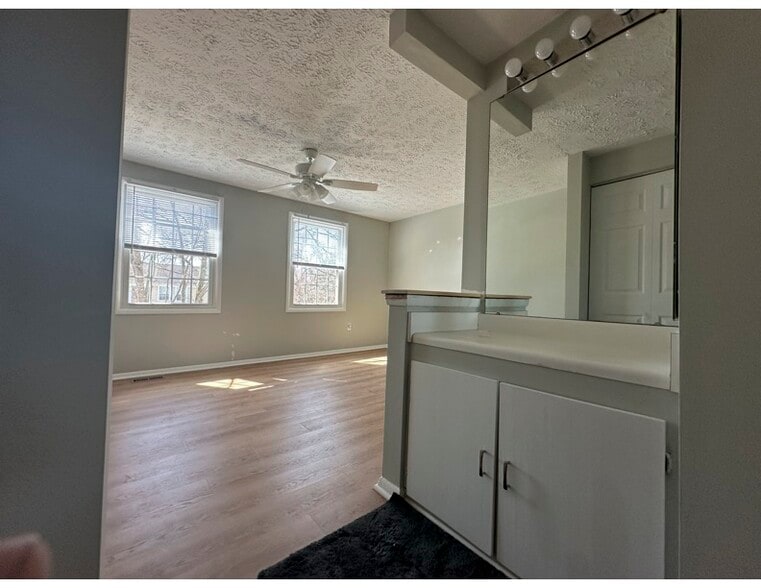 Master Bedroom W Vanity - 5811 Rowanberry Dr