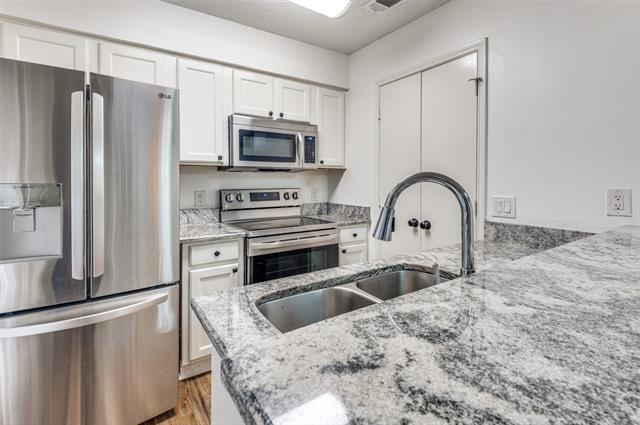 Building Photo - 1410 Meadowood Village Dr