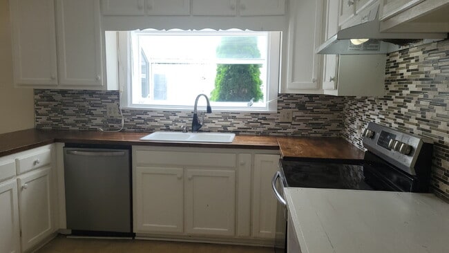 Building Photo - "5 points area 2-Bedroom Huntsville Home w...