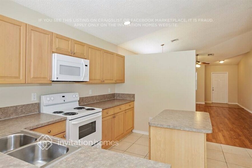 Building Photo - 1041 Park Hill Dr