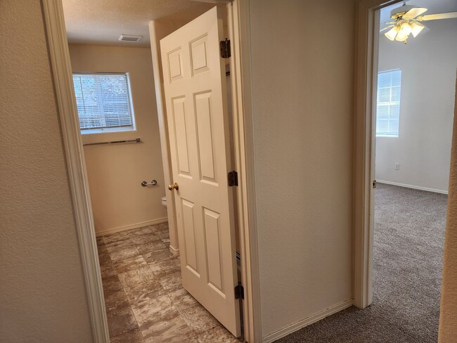 Building Photo - 2 Bed / 1 Bath in 4-Plex