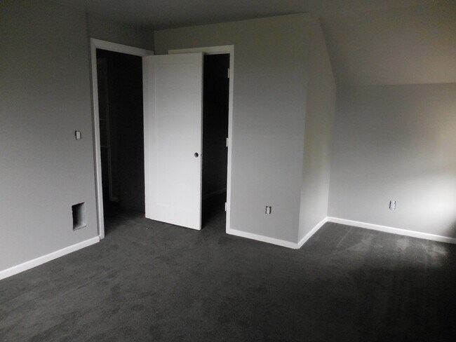 Building Photo - 16093 SW Roy Rogers Rd