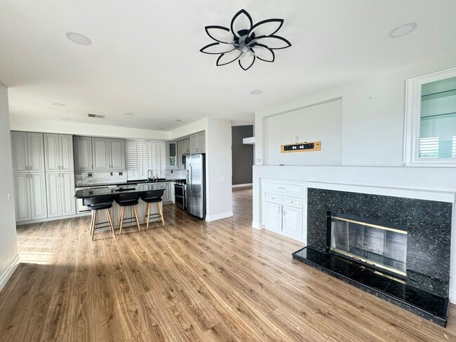 Building Photo - 4 Pastora