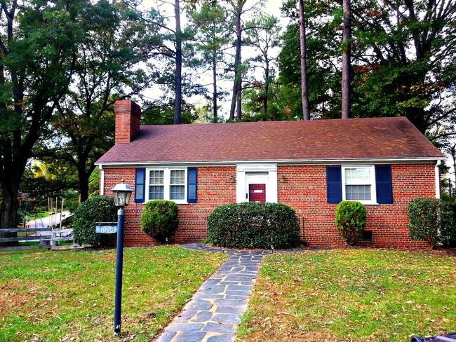 Building Photo - 3 BR / 2 BA Outdoor lovers dream! Near For...