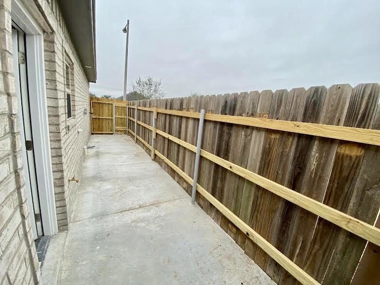 Building Photo - 1914 Bahamas Dr