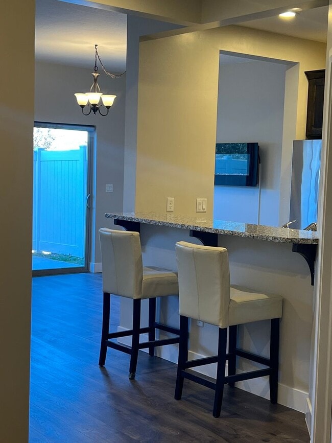 Building Photo - Located in Meadow Crest- 3 bedrooms 3 baths- 1/2 Off first month