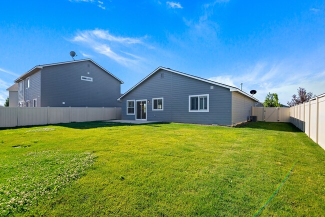 Building Photo - Newer 3 Bedroom Home in Kuna _ Pet Friendl...