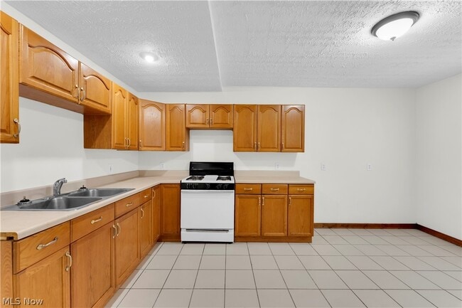 Building Photo - 1923 W 77th St