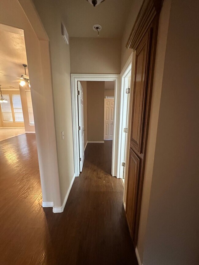 Building Photo - 2504 Thomas Dr