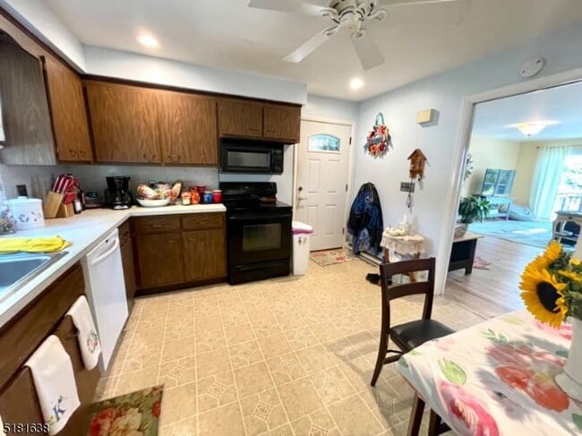 Building Photo - 136 Cedar Lake Rd W