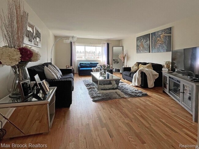 Building Photo - 801 W Long Lake Rd