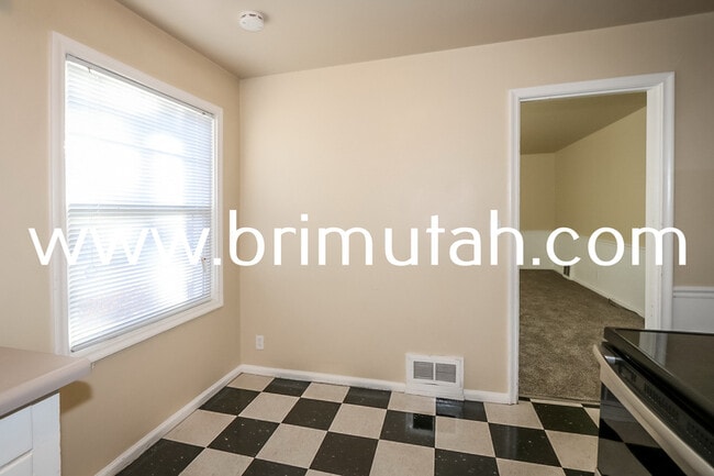 Building Photo - 1105 Laird Ave S