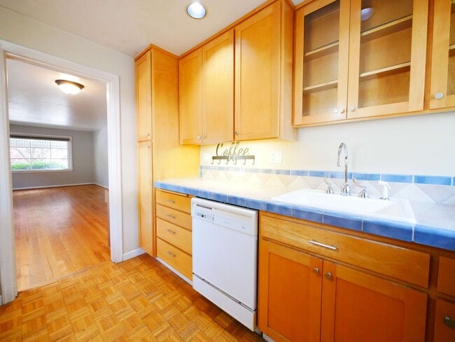 Building Photo - 5 BED & 2.5 BATH SINGLE FAMILY HOUSE FOR RENT