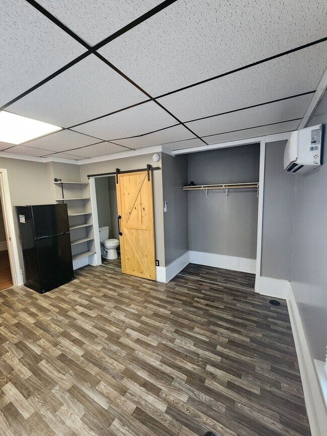 Building Photo - Studio apartment