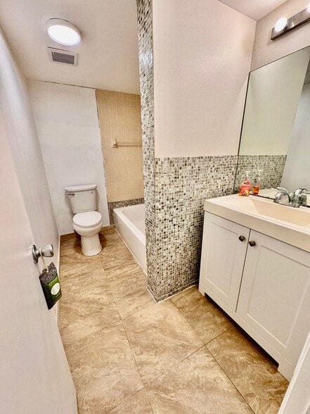 Building Photo - 747 SE 1st Way