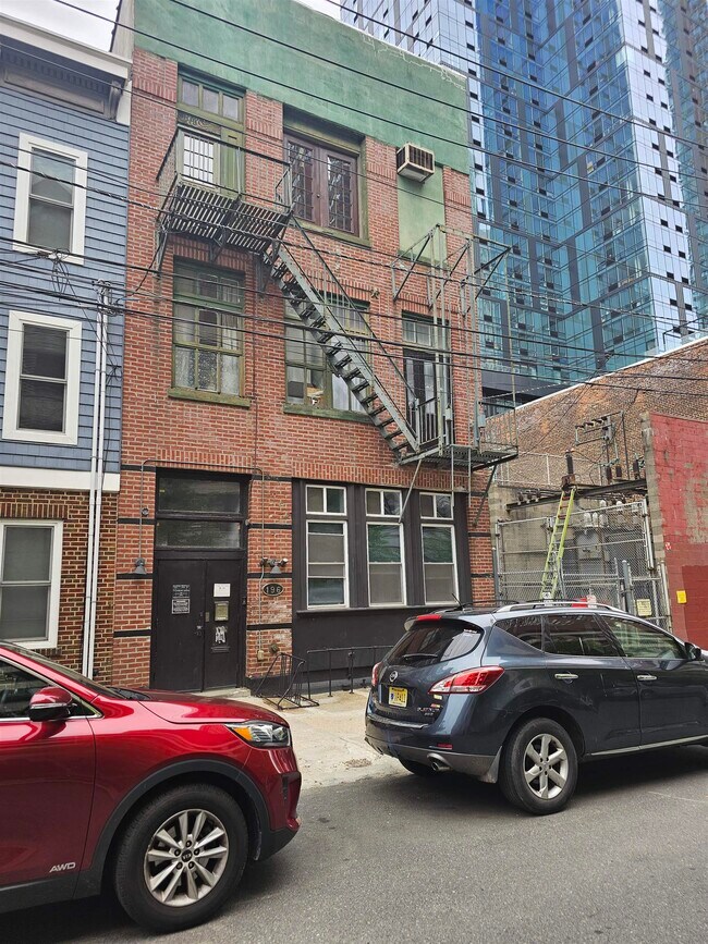 Building Photo - 196 Morgan St
