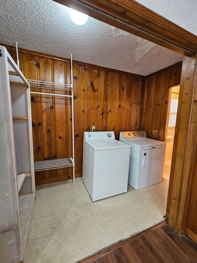 Building Photo - (4) Bed, (3) Bath with (2) Living Areas Av...
