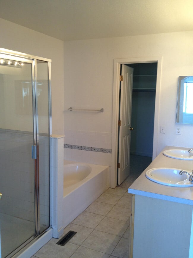 Building Photo - 3628 Oakwood Dr