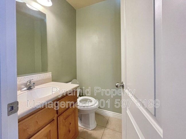 Building Photo - 2896 E Lookout Dr