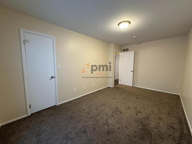 Building Photo - 2221 Yorktowne Dr