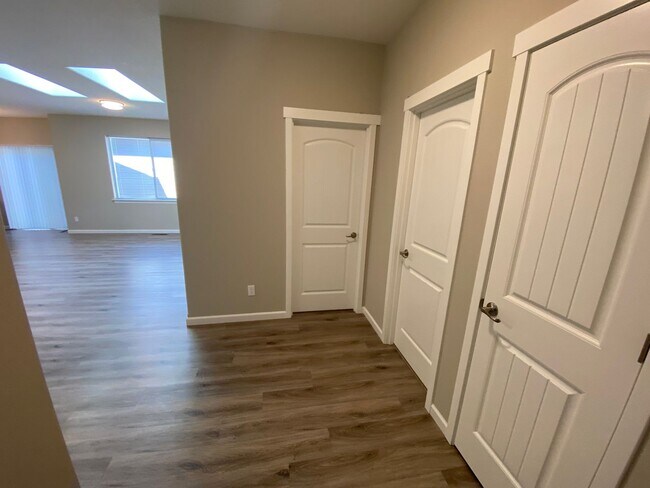 Building Photo - 556