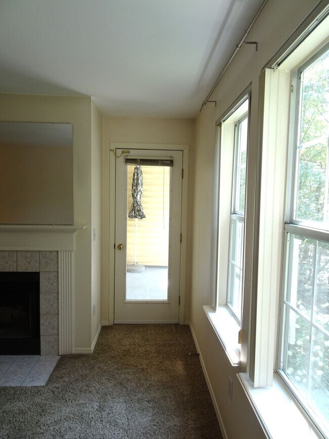 Building Photo - Modern 2-Bedroom Condo in Bellevue’s Merce...
