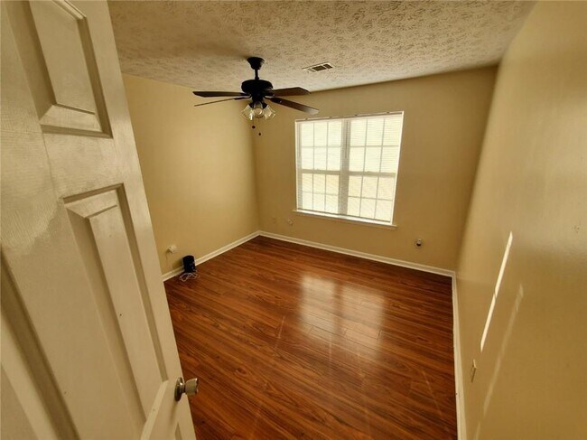 Building Photo - 5450 Twin Lakes Dr