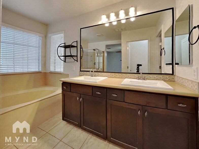 Building Photo - 17855 N 114th Dr