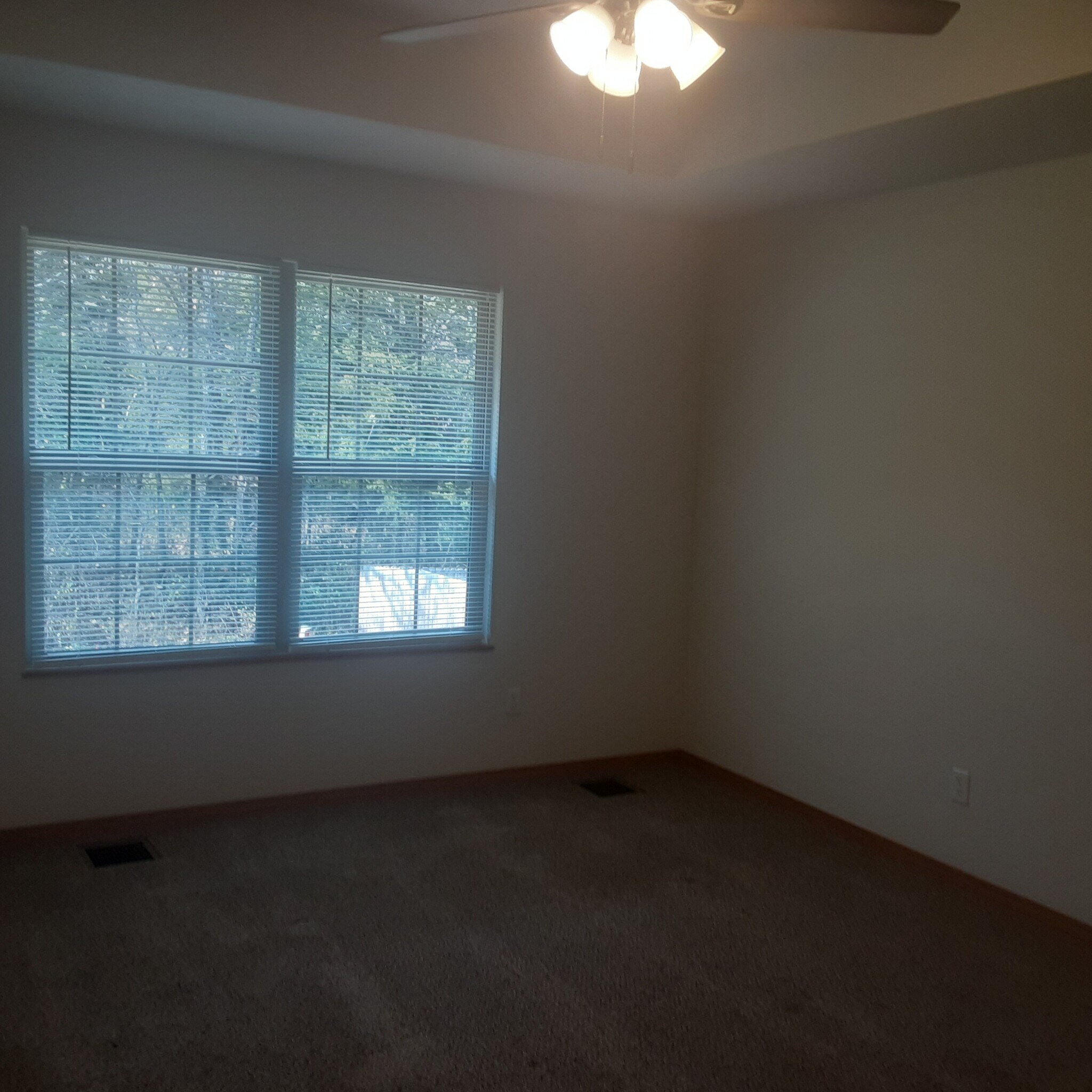 Building Photo - 545 S Walker Ln