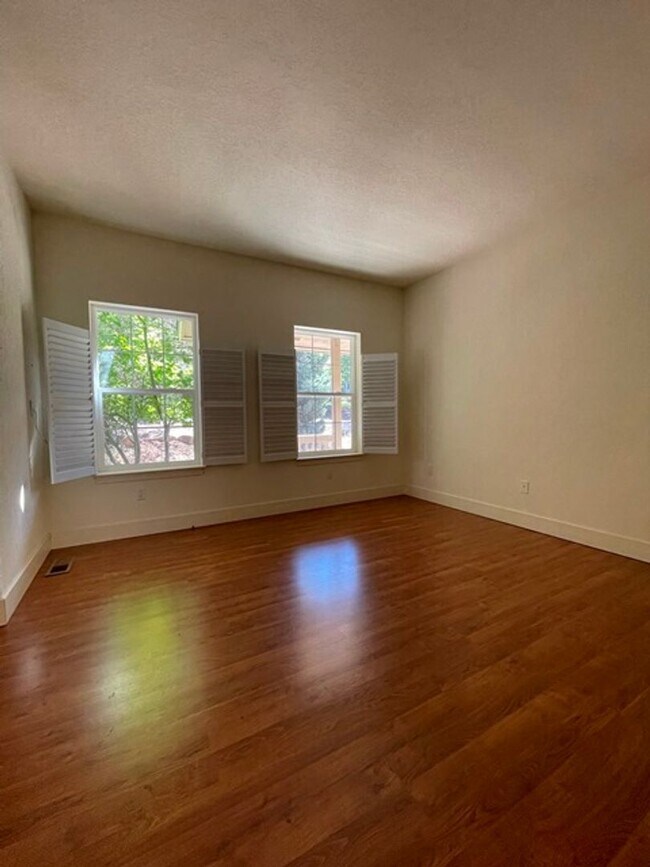 Building Photo - Large home in the Running Y