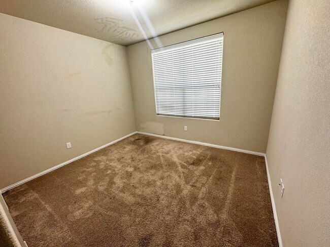 Building Photo - 4 Bedroom 2 Bathroom For Rent