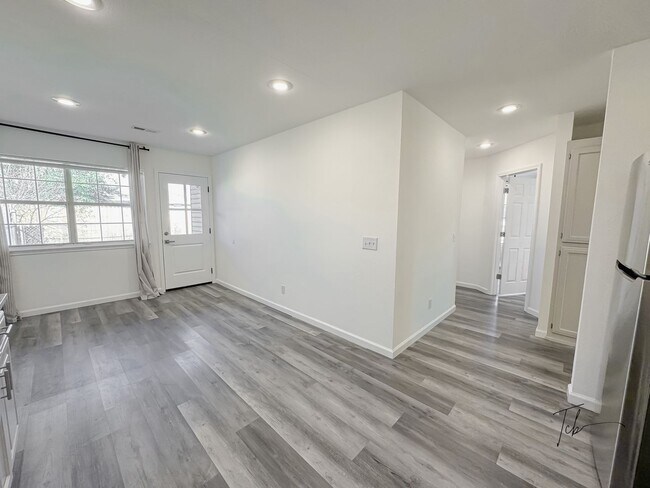 Building Photo - Available Now!  3 Bedroom, 2 Bathroom in Prime Bentonville Location, w/ Garage and Fenced-in Back...