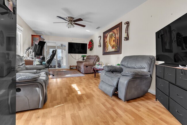 Building Photo - 11322 Oakwood Dr