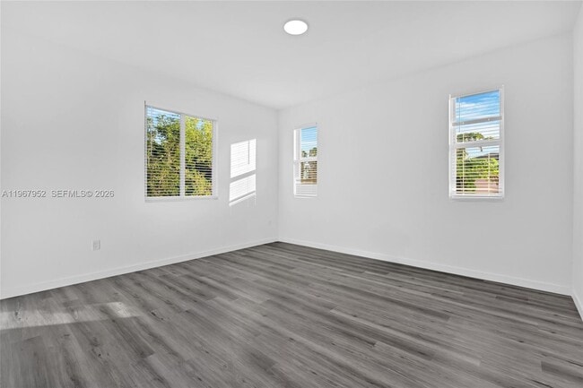 Building Photo - 719 Little Rock St E