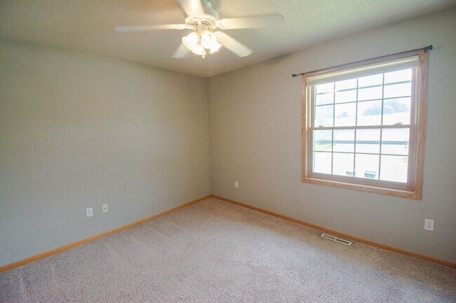 Building Photo - Pet friendly Country Club Manor home with fenced yard!