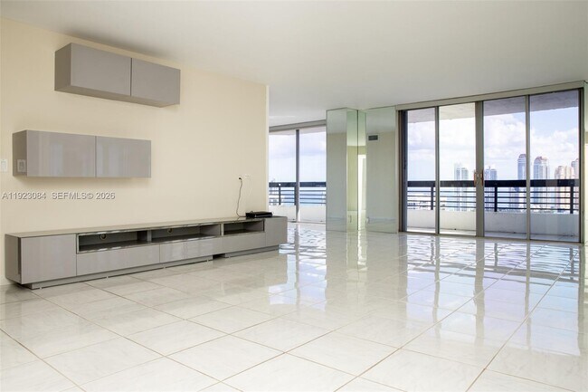 Building Photo - 3500 Mystic Pointe Dr